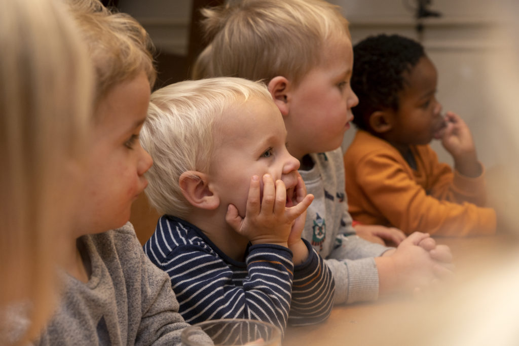 Kinderen luisteren aandachtig